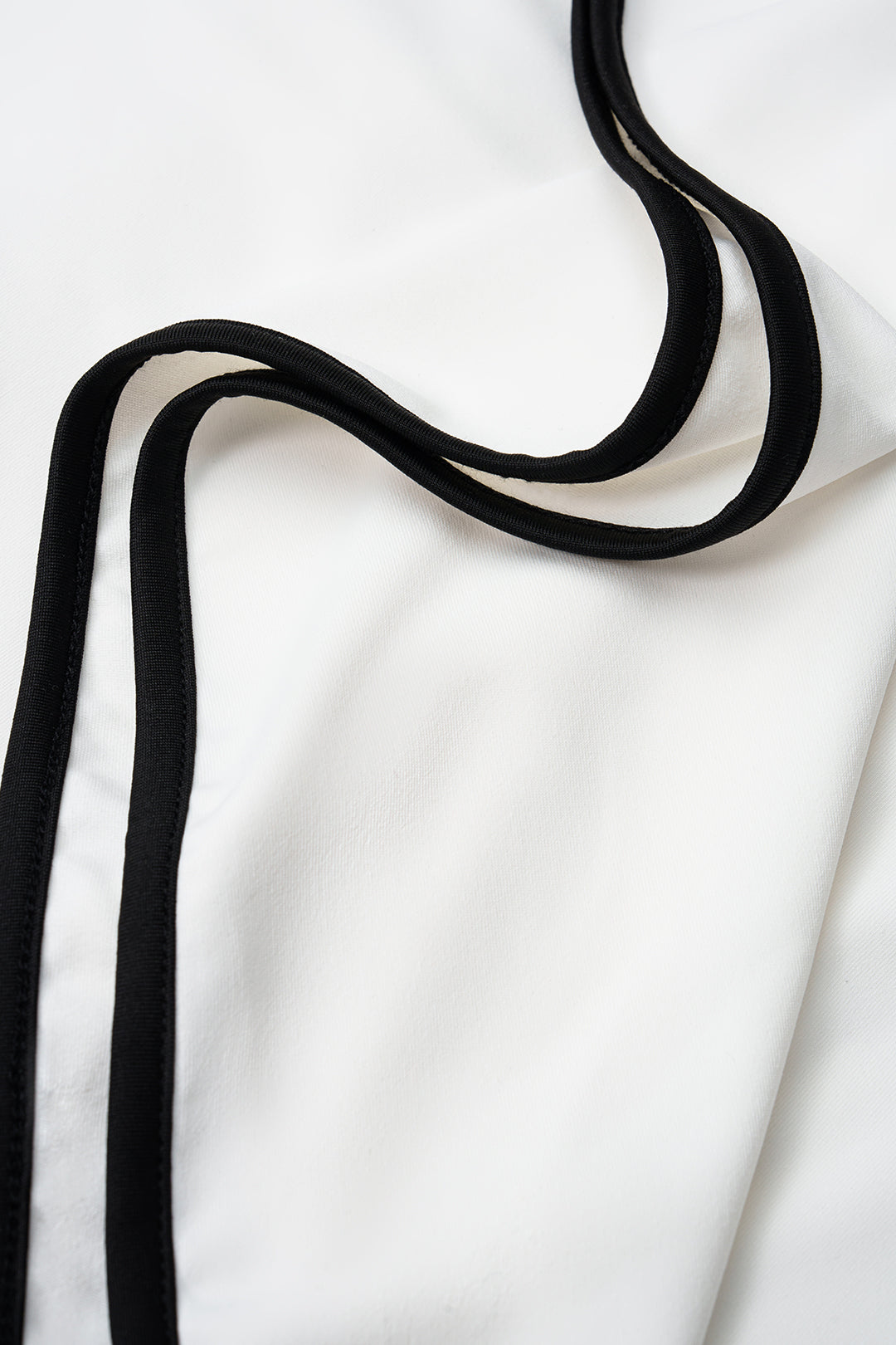 Contrast Trim Cut-Out Halter Neck Tie-Up Top And Asymmetrical Ruched Skirt Set