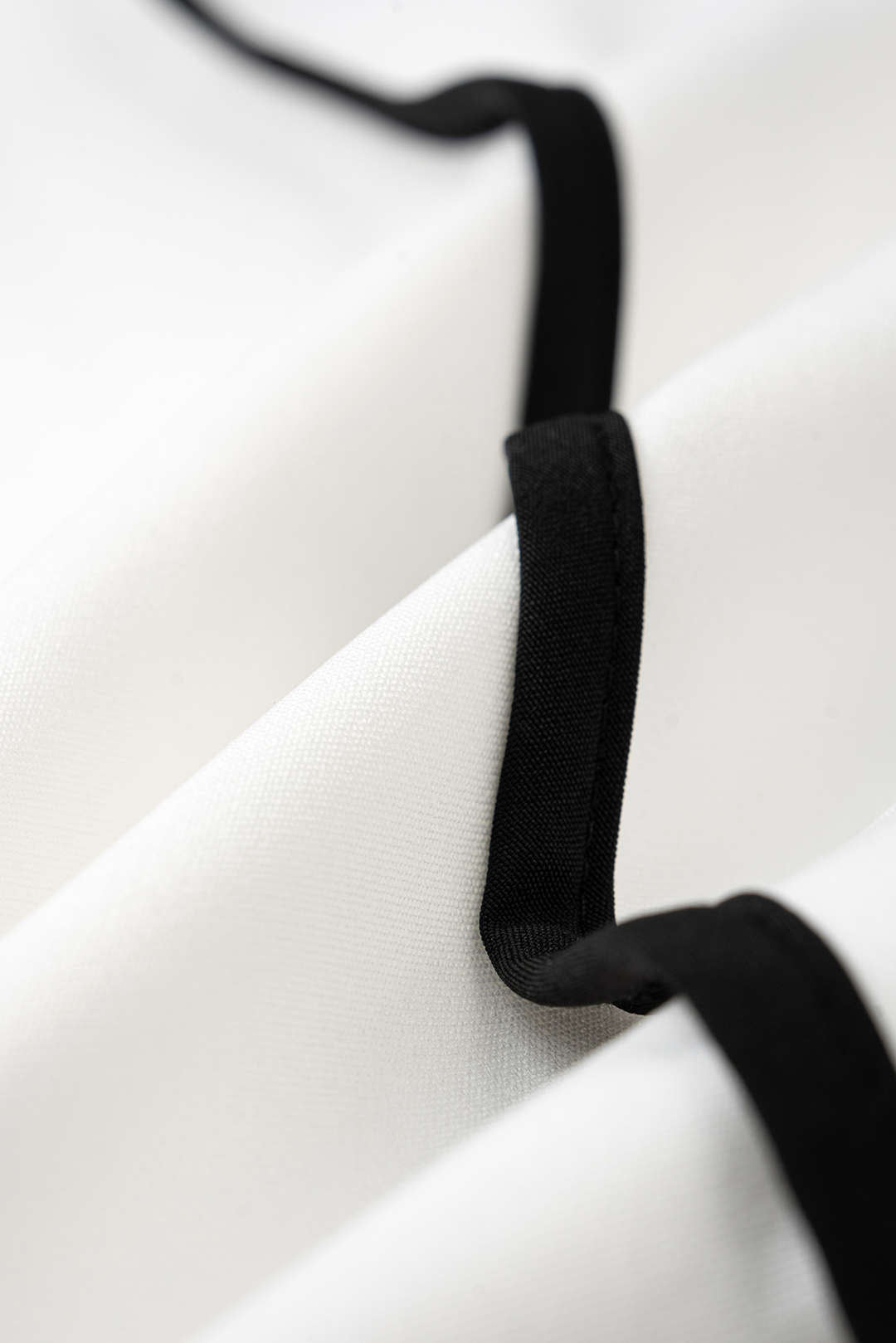 Contrast Binding V-Neck Tie-Up Sleeveless Jumpsuit